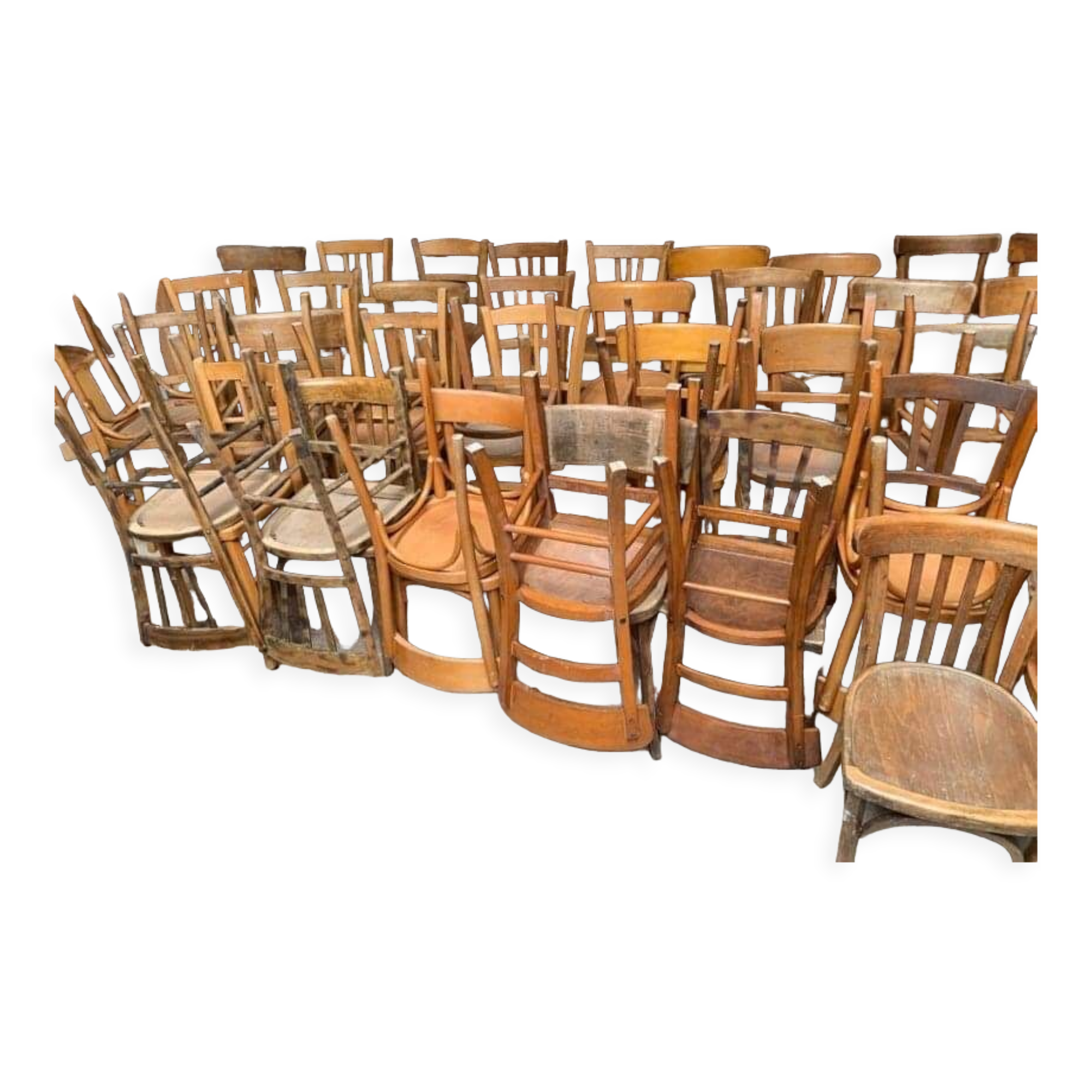 Lot de 45 chaises bistrot dépareillées en bois