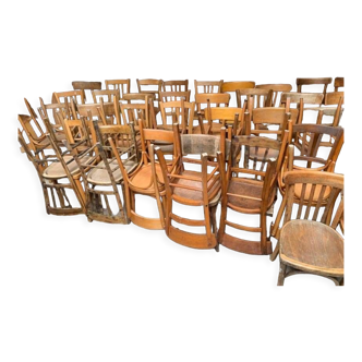 Lot de 45 chaises bistrot dépareillées en bois