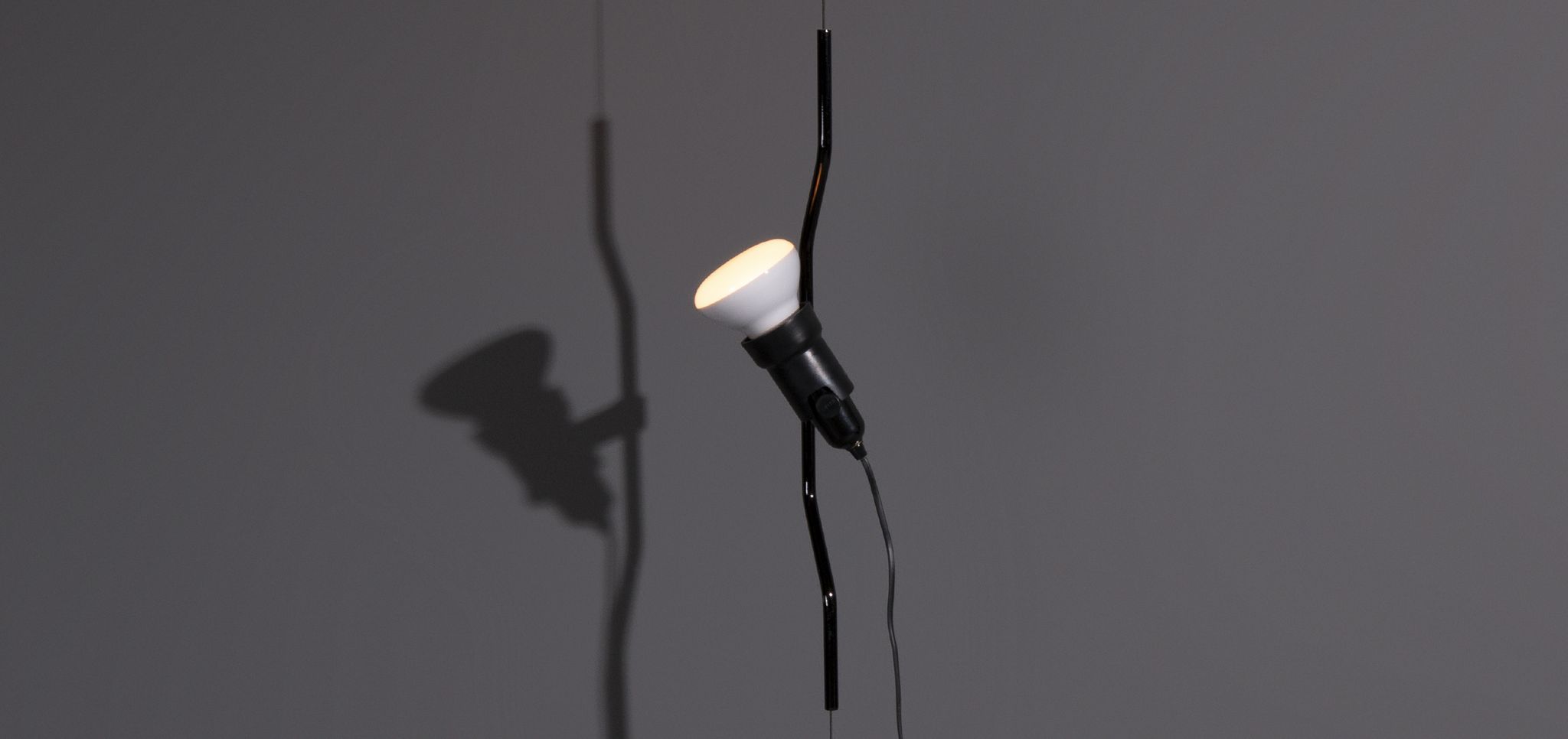 Suspension parentesi conçue par Achille Castiglioni et Pio Manzù dans les années 1970