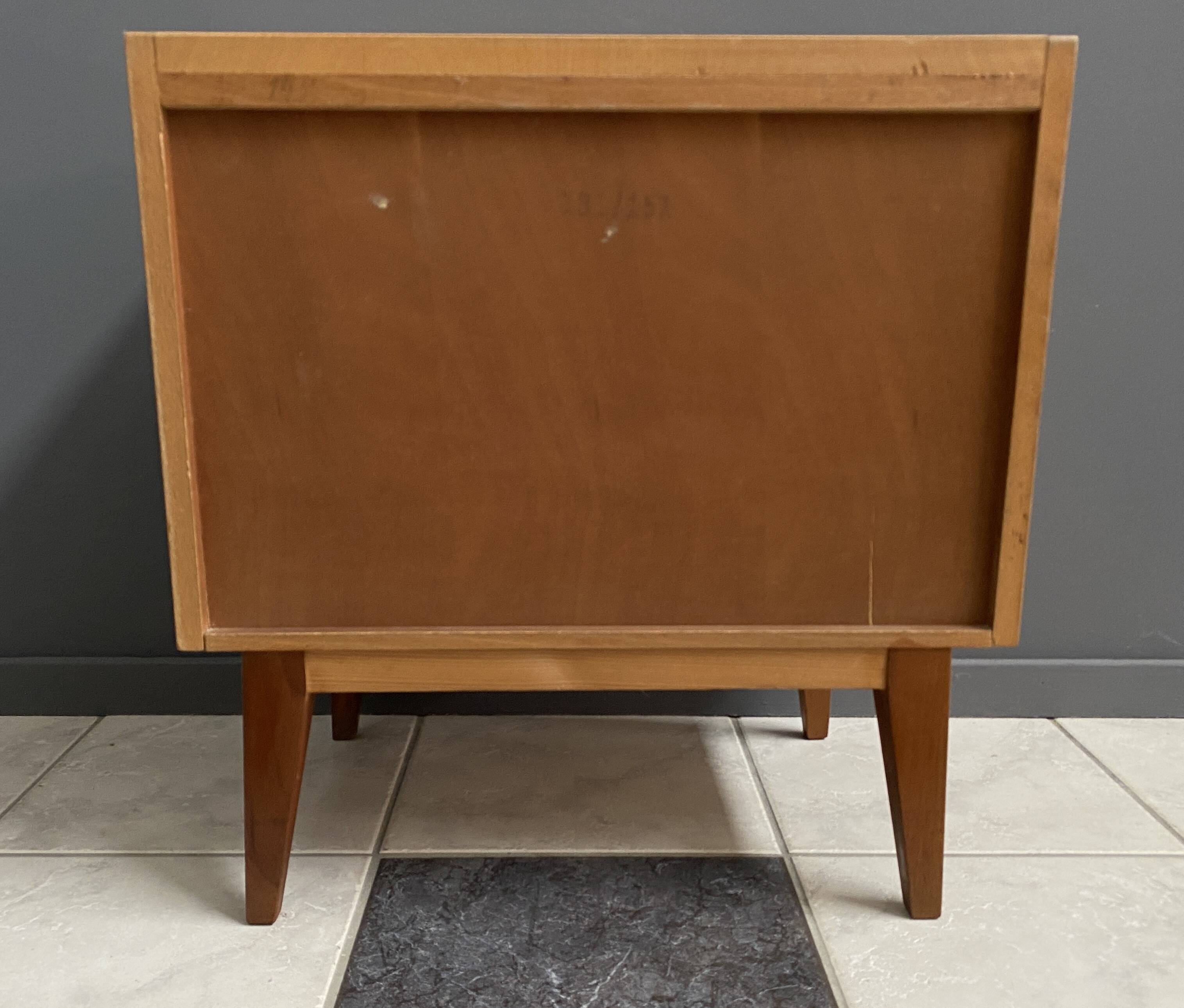 Table de chevet en bois blond avec plateau en verre