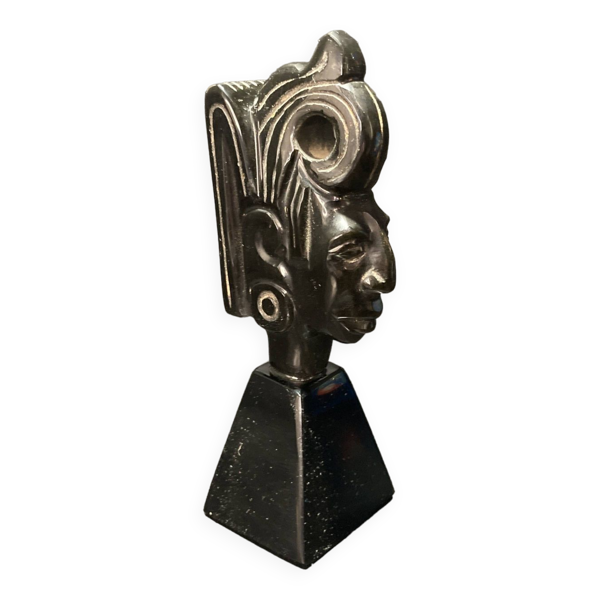 Sculpture en céramique représentant un visage de femme posé sur un socle de couleur noir — Beyit