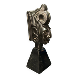 Ceramic sculpture representing a woman's face placed on a black base