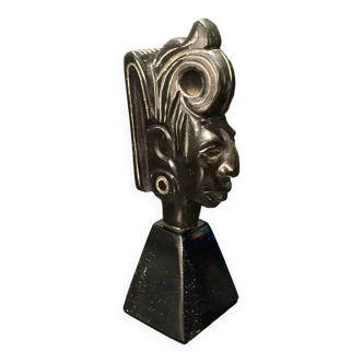 Sculpture en céramique représentant un visage de femme posé sur un socle de couleur noir