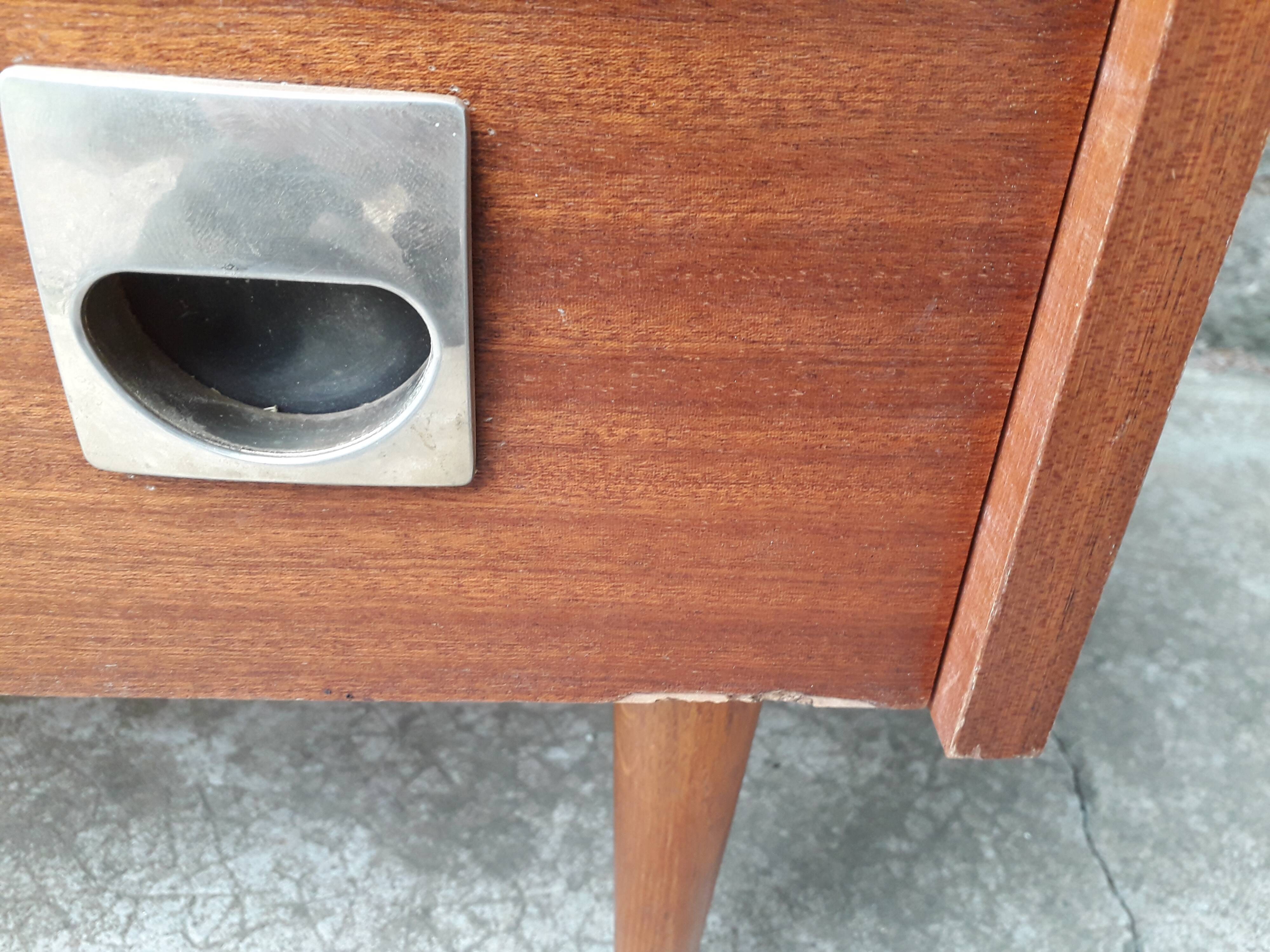 Commode vintage pieds fuseaux
