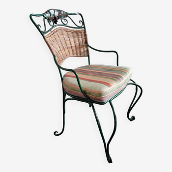 Chaise en métal et rotin avec un décor de vigne et raisin