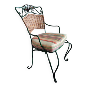 Chaise en métal et rotin avec un décor de vigne et raisin