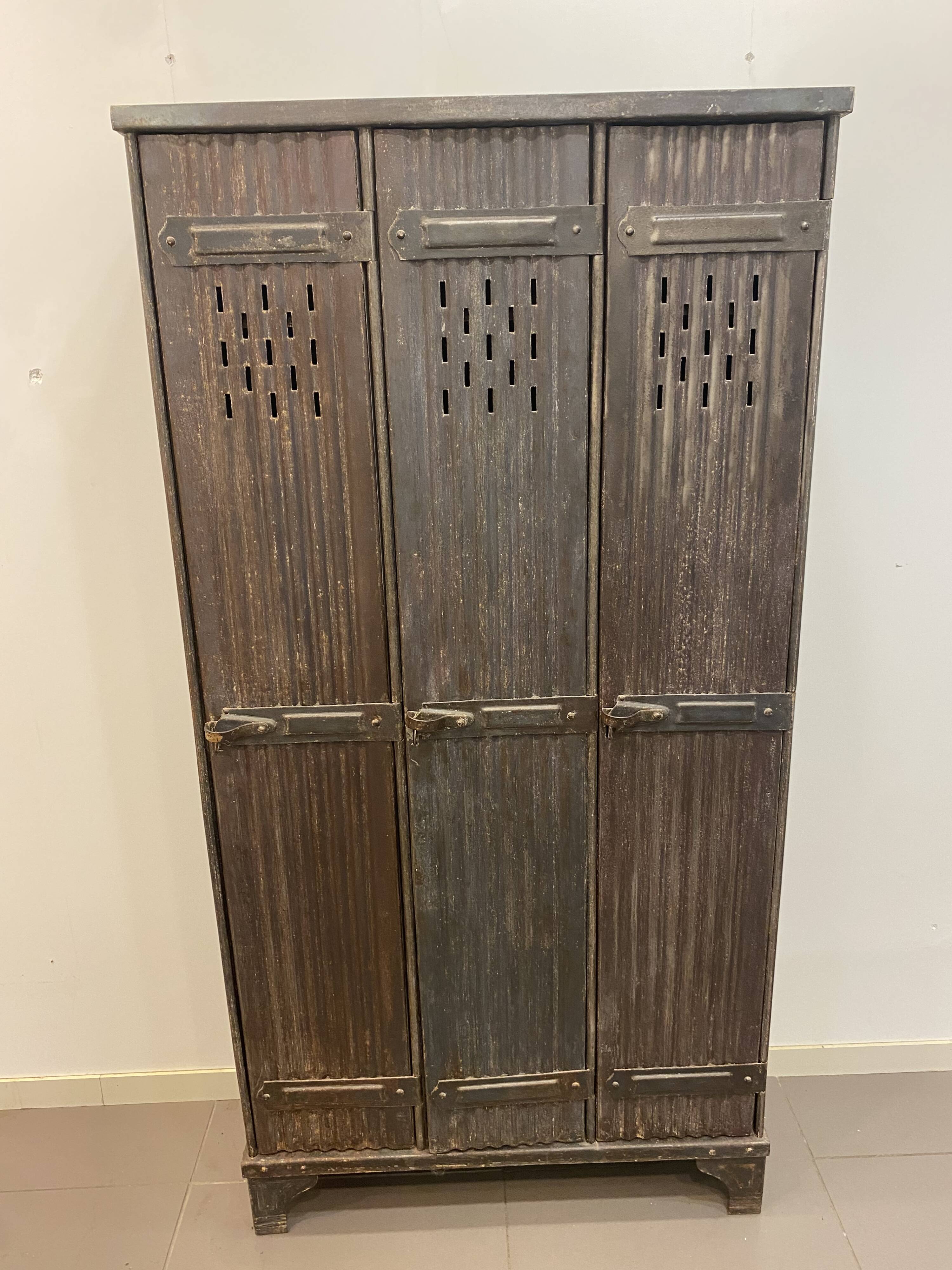 Stratford 1920 three-door wardrobe