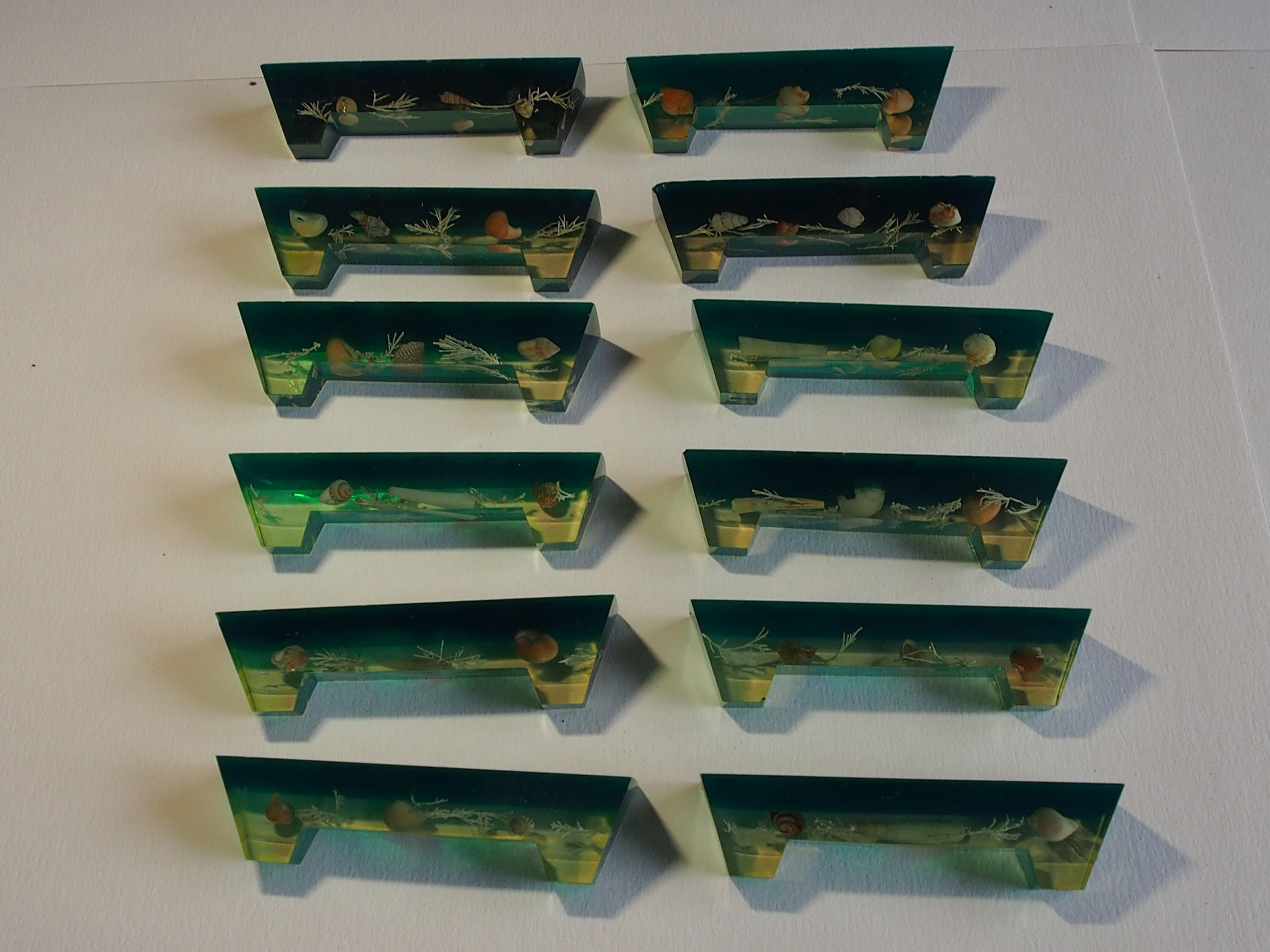 Knife holder in resin and inclusion of shells