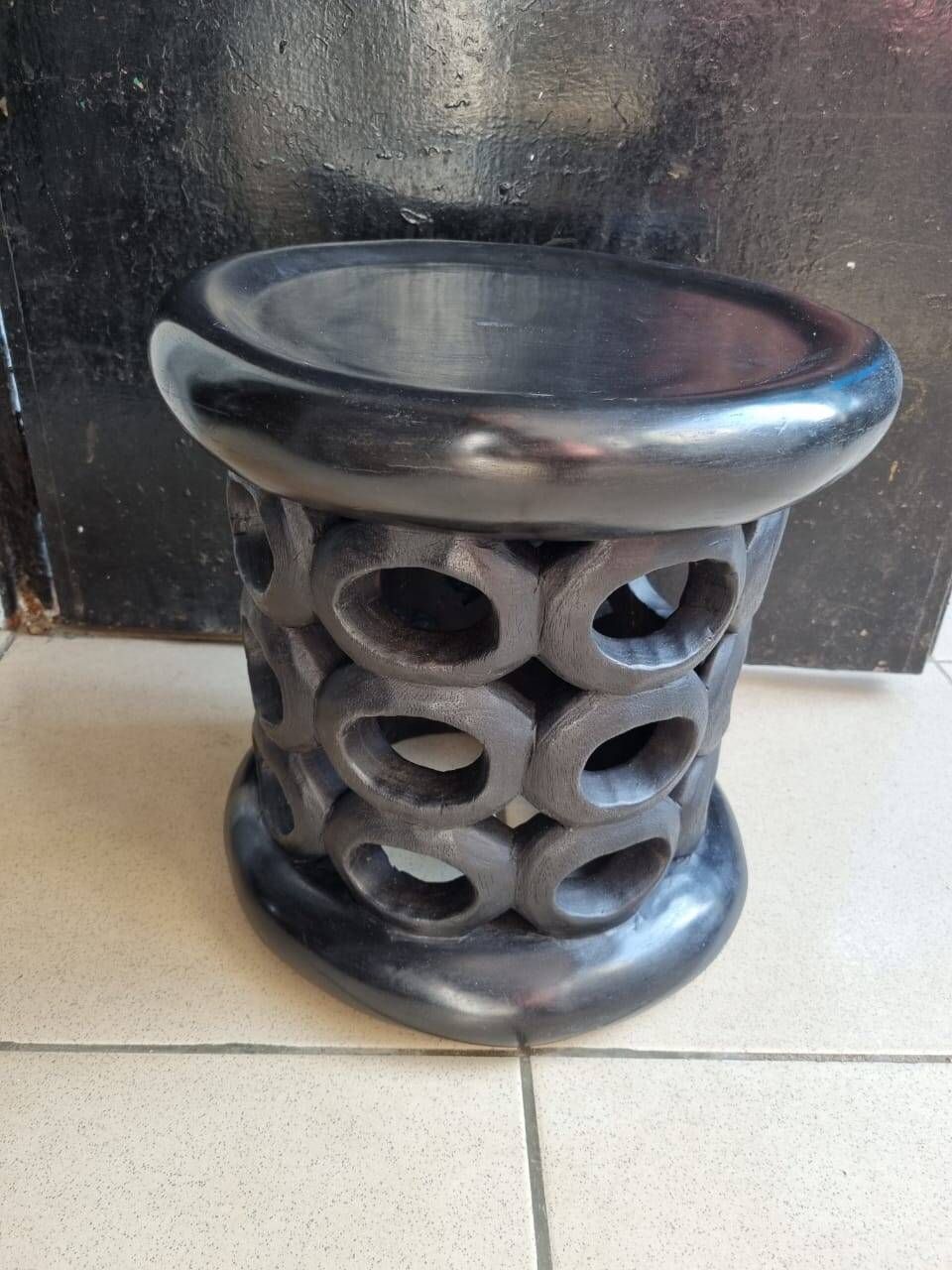 Bamiléké black stool in carved wood with rings – 33 × 35 cm