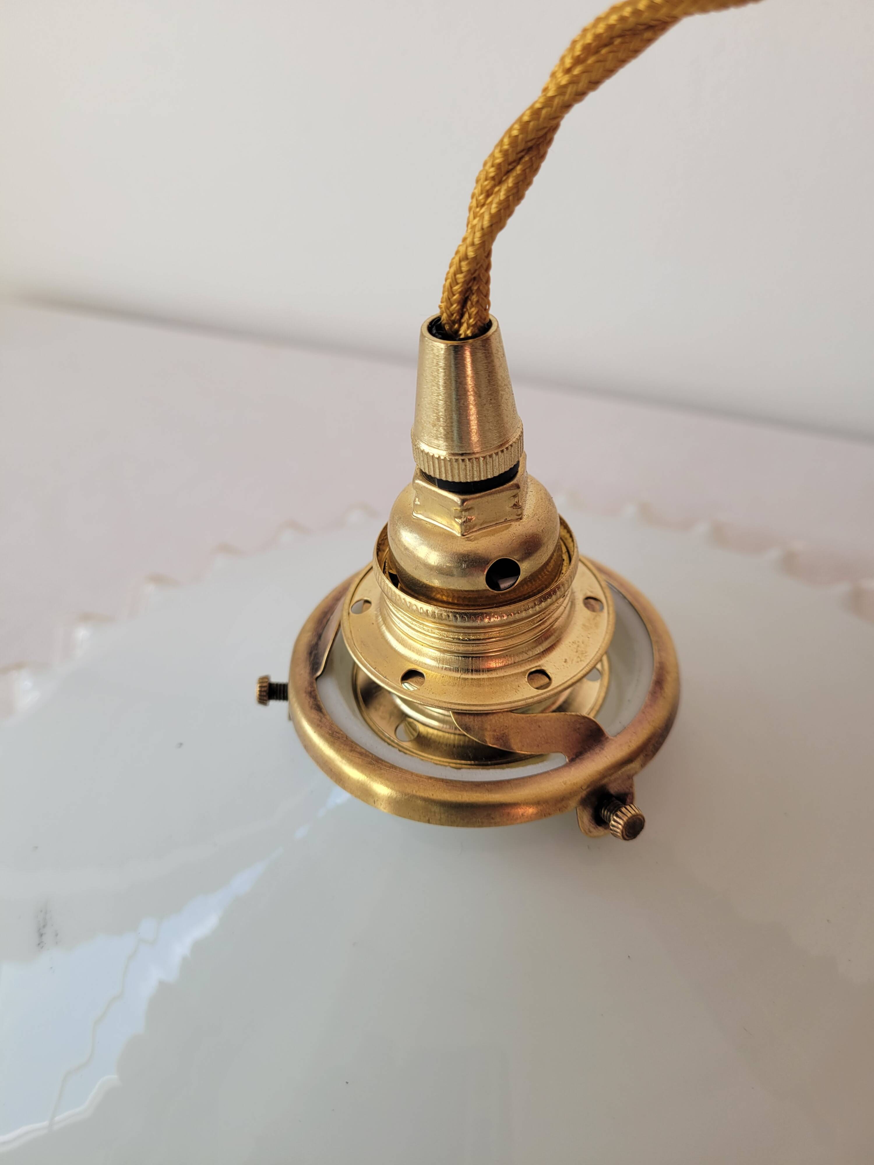 Suspension en opaline dentelée