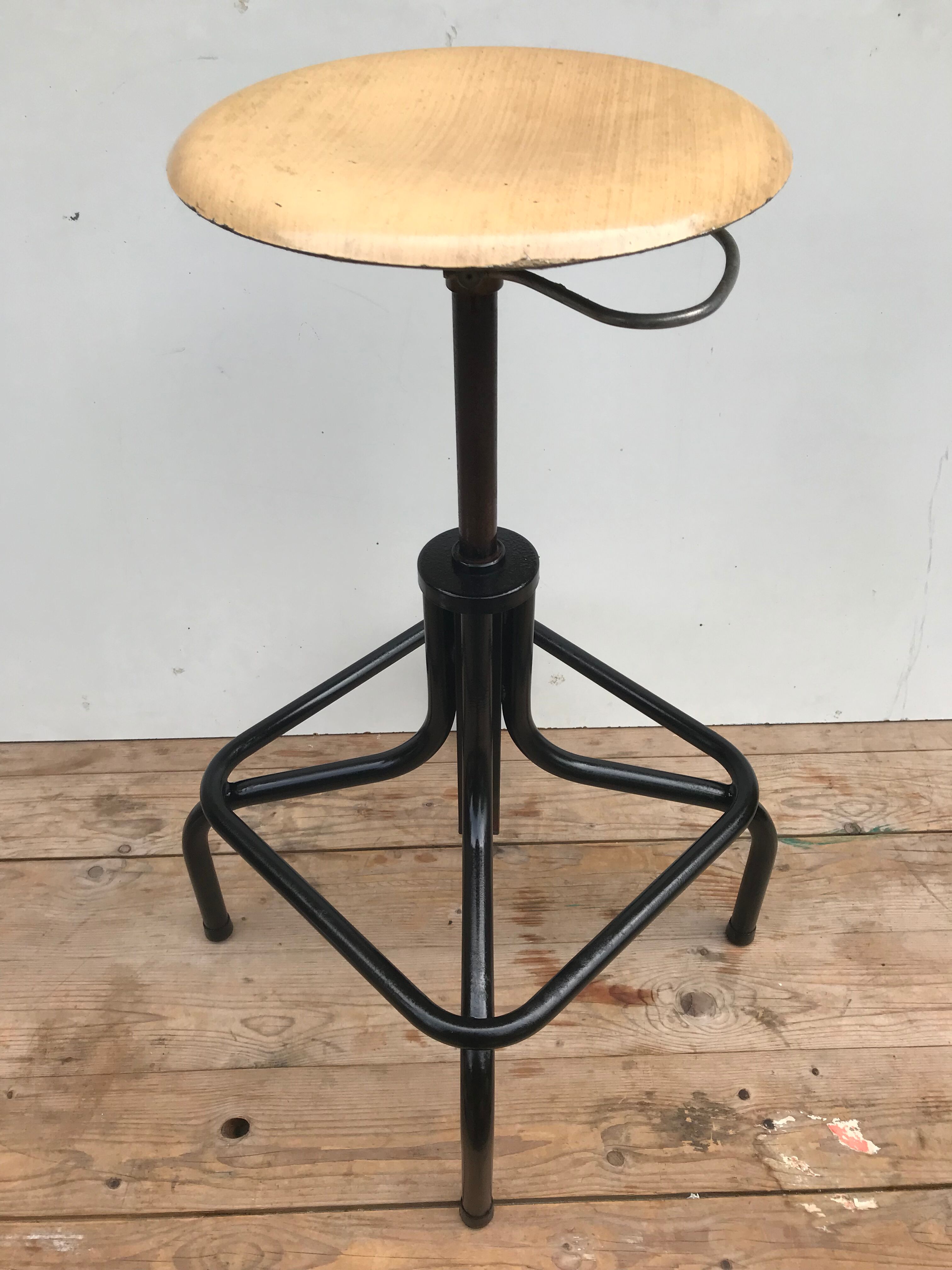 Former HELIOLITHE 50s adjustable Metal & wood Vintage shop stool