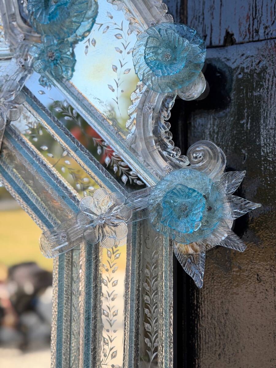 Venetian mirror in colourless and blue Murano glass, circa 1930.