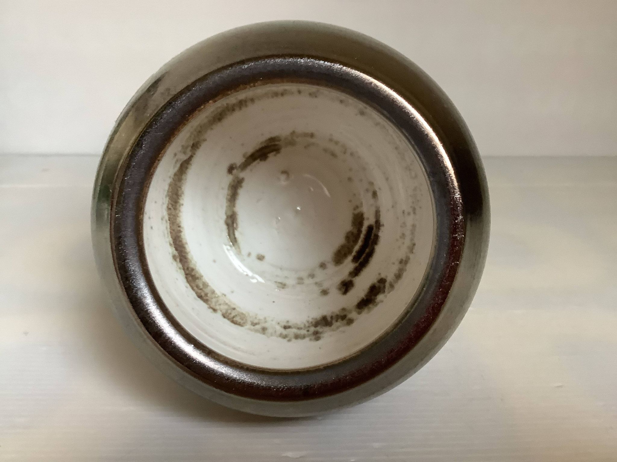 Small round vase, cracked golden ceramic.