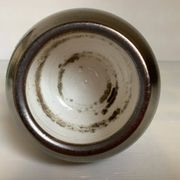 Small round vase, cracked golden ceramic.