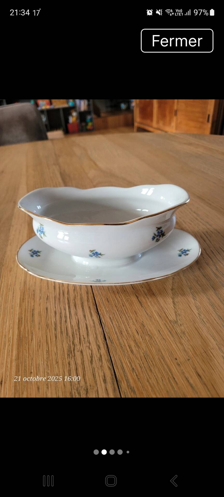 Vintage gravy boat in porcelain from Czechoslovakia.