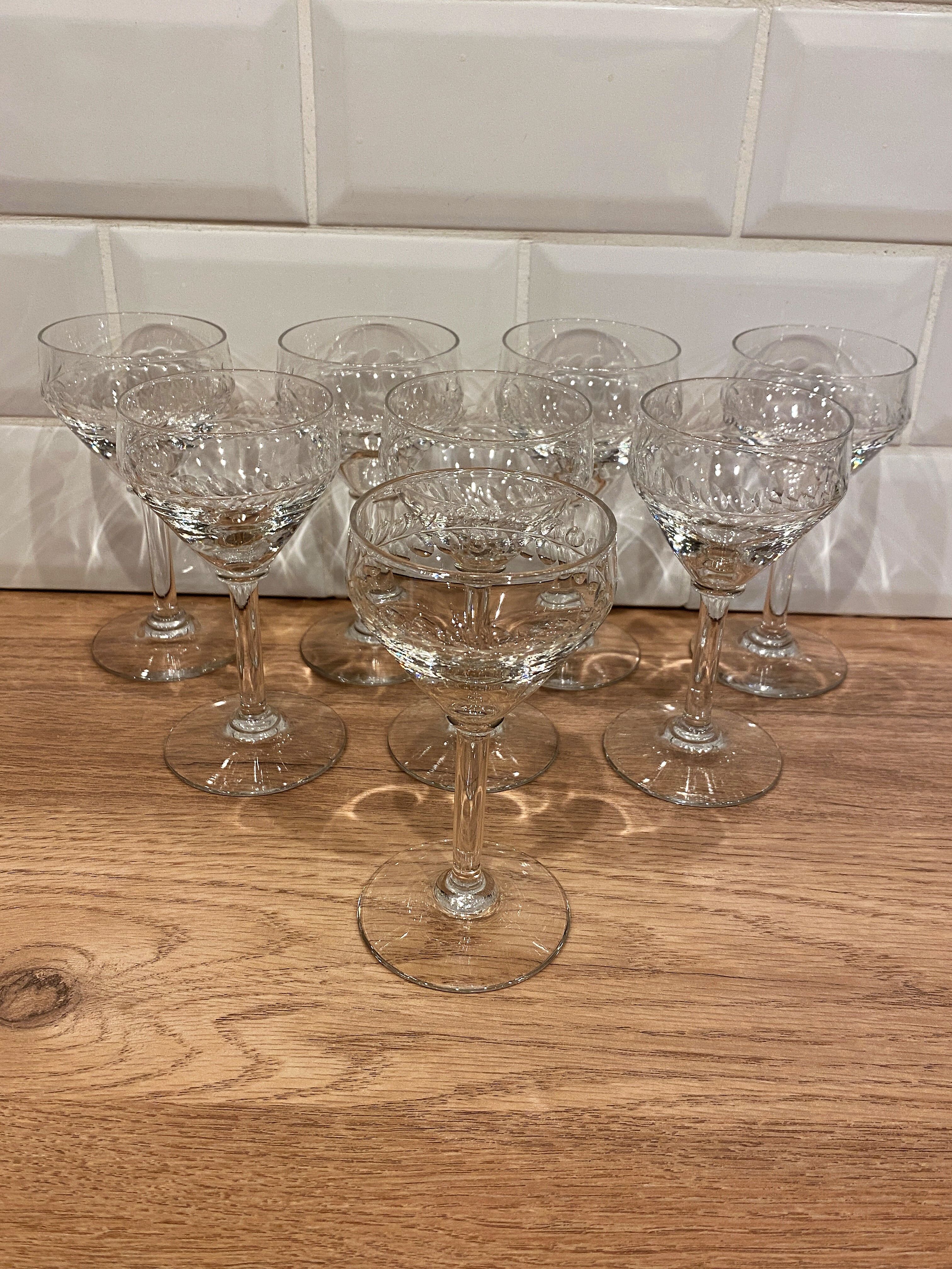 Set of 8 wine glasses