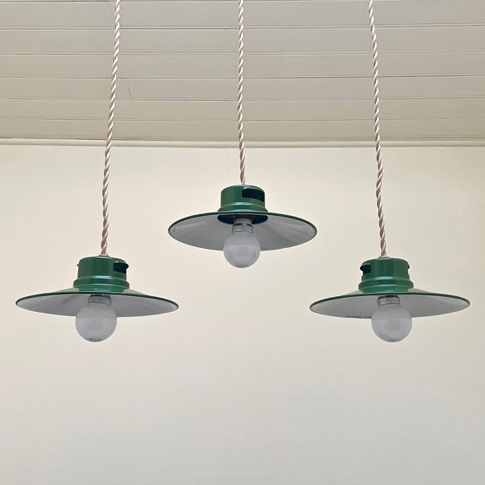 Enamelled industrial hanging lamp