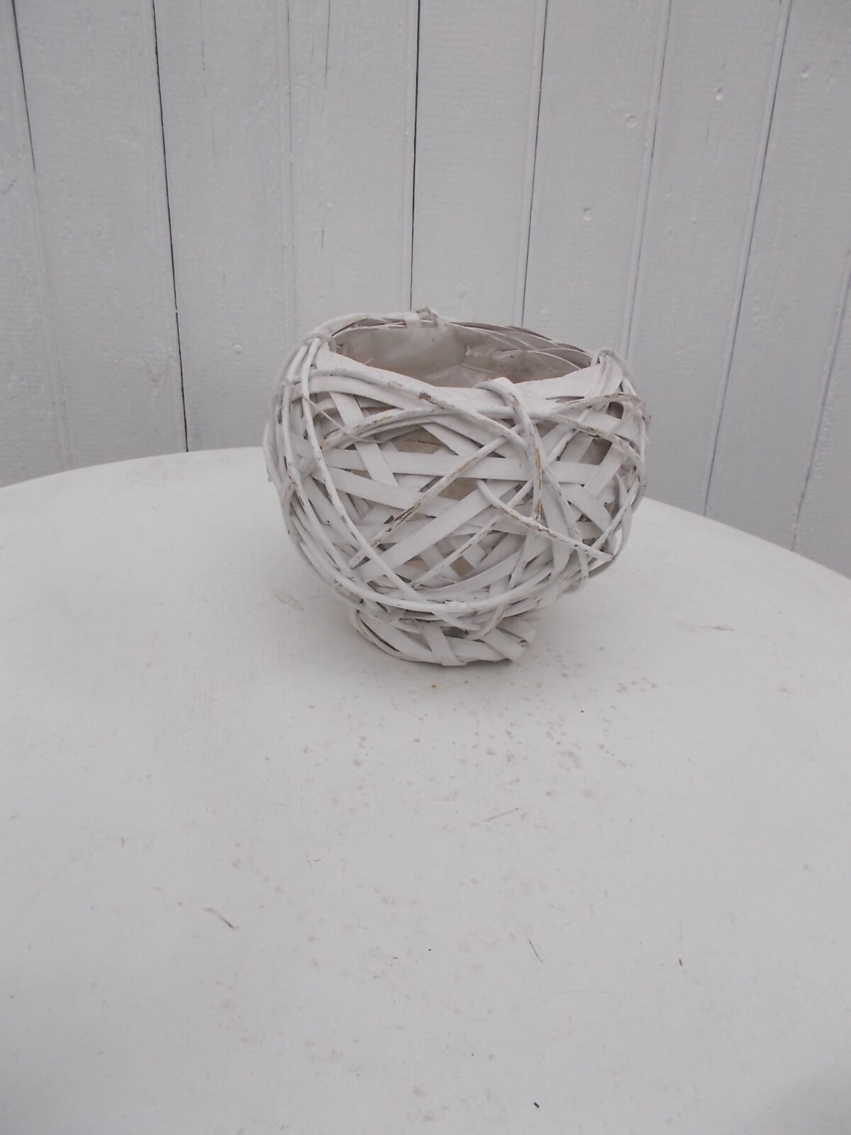 Round wicker cache pot