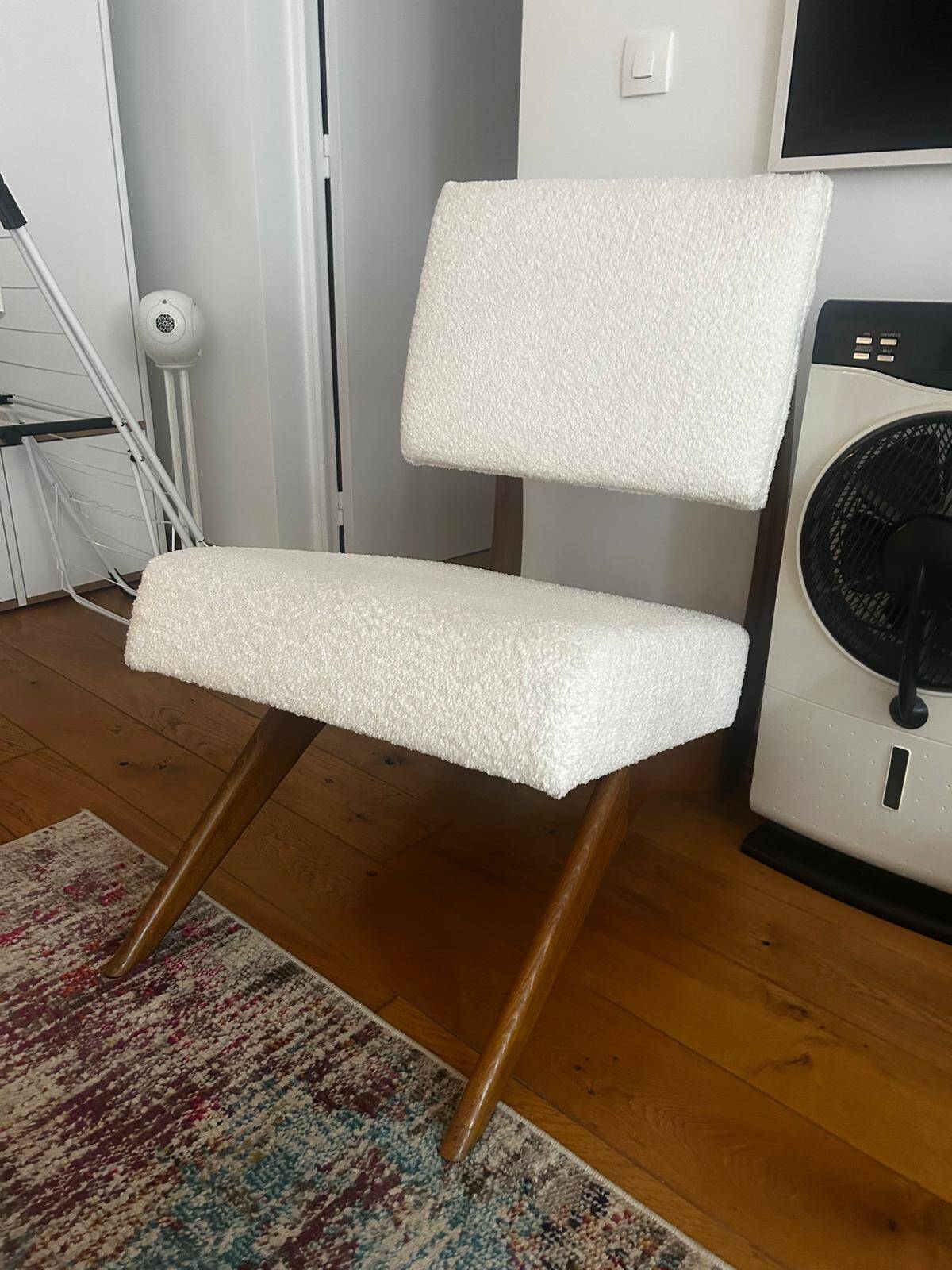 Paire de fauteuils en noyer Adrian Pearshall