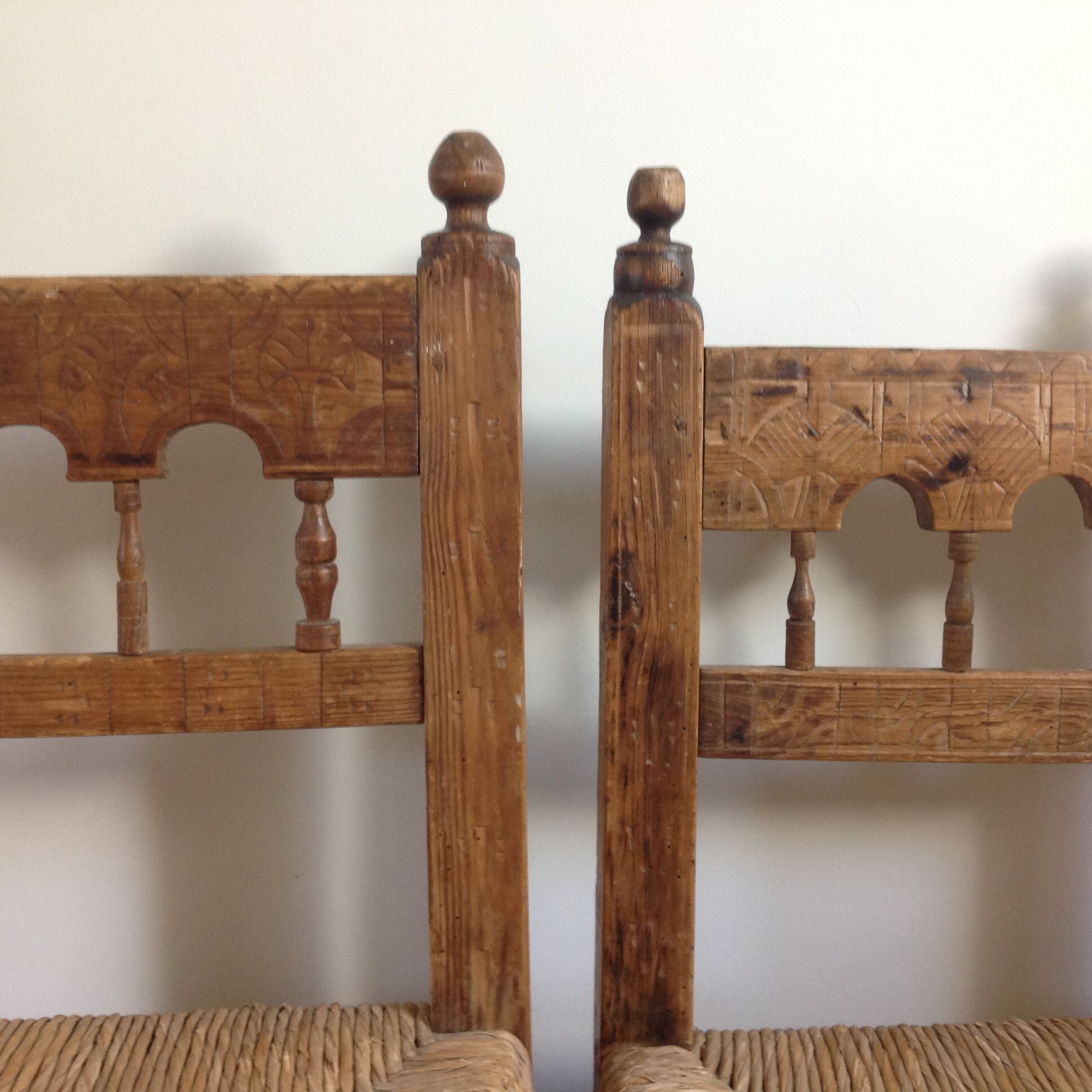 2 rustic chairs engraved in mountain folk art pine