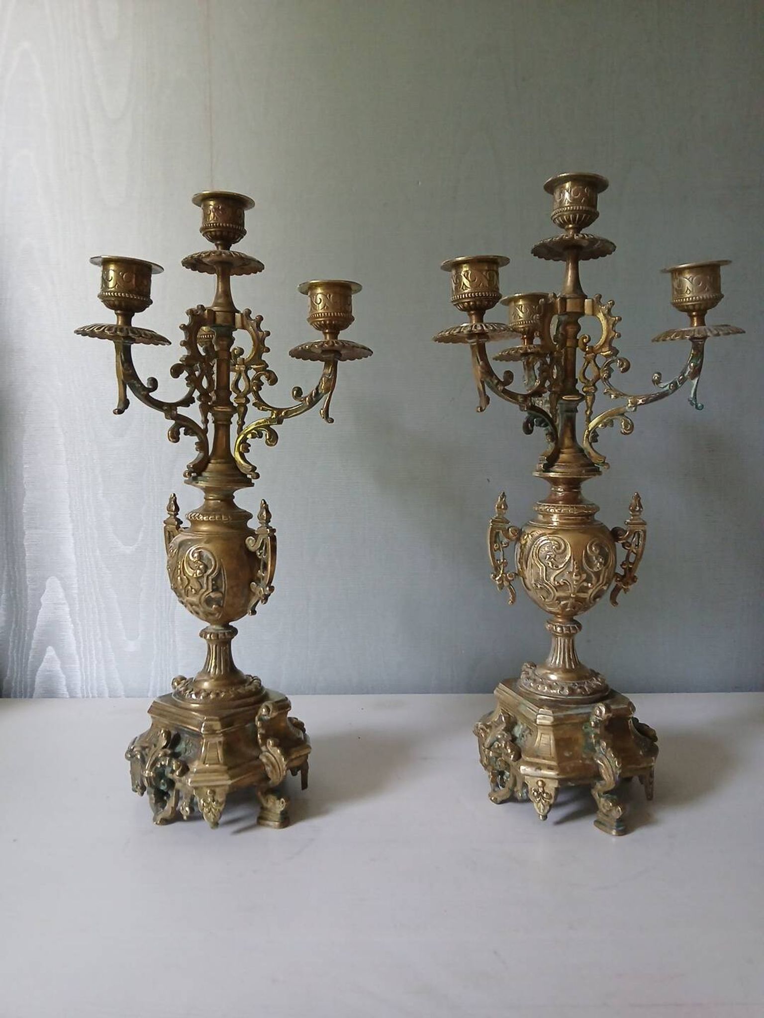 Paire de chandeliers bronze style Louis XVI – 4 feux – 38 cm