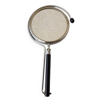 Magnifying mirror