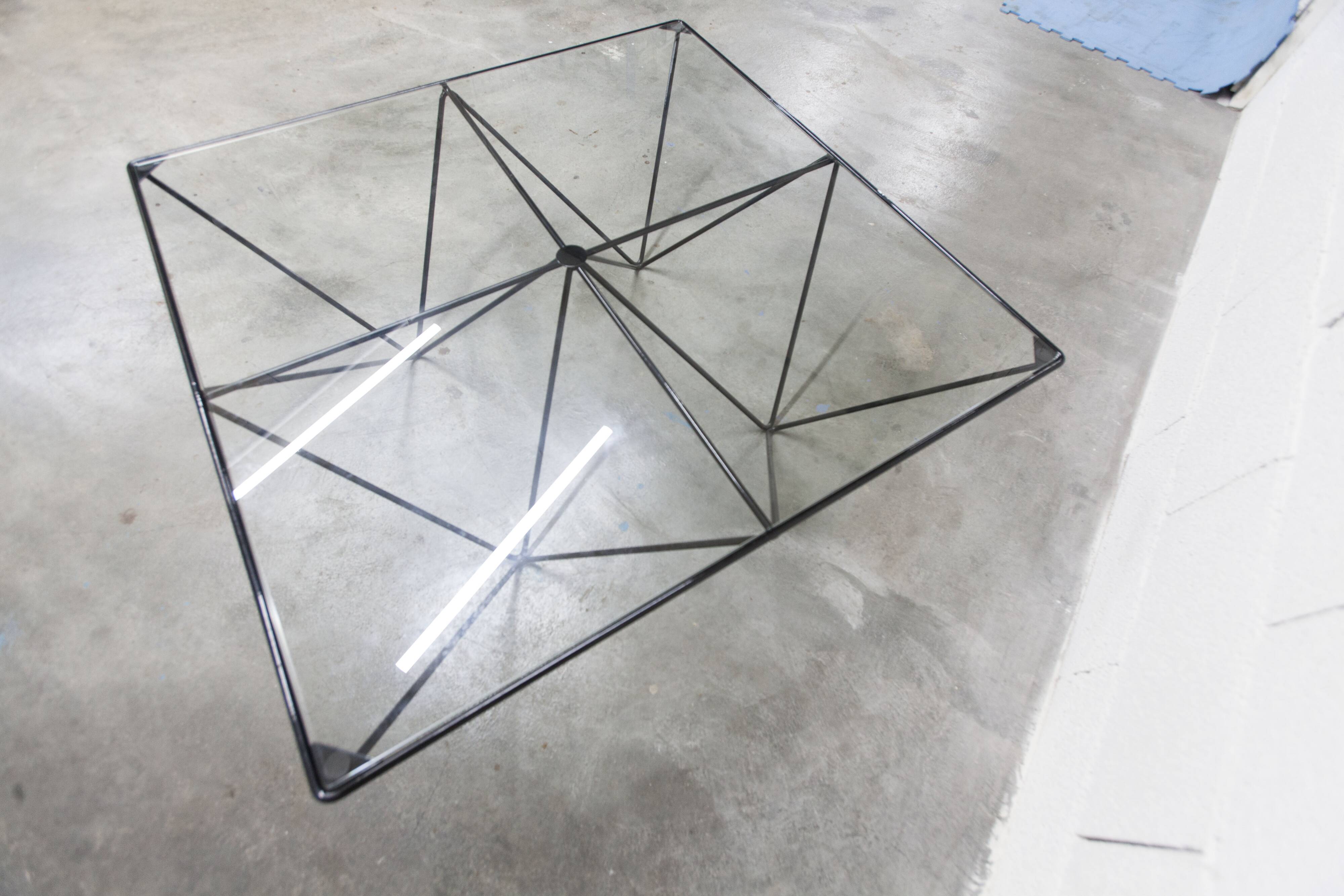Coffee table 100x100cm in very good condition, 1980.