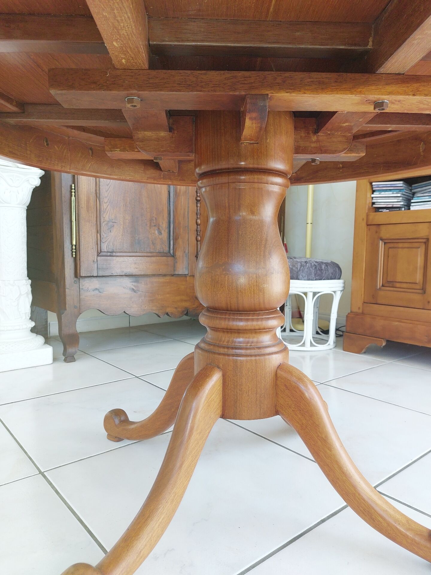 Round table in mahogany