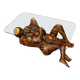 Table basse en bois exotique de monkey pod sculptée à la main représentant un couple enlacé.
