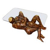 Table basse en bois exotique de monkey pod sculptée à la main représentant un couple enlacé.