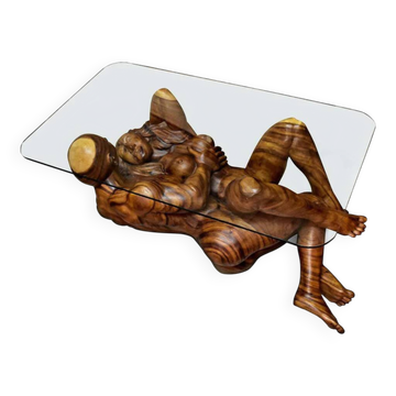 Table basse en bois exotique de monkey pod sculptée à la main représentant un couple enlacé.