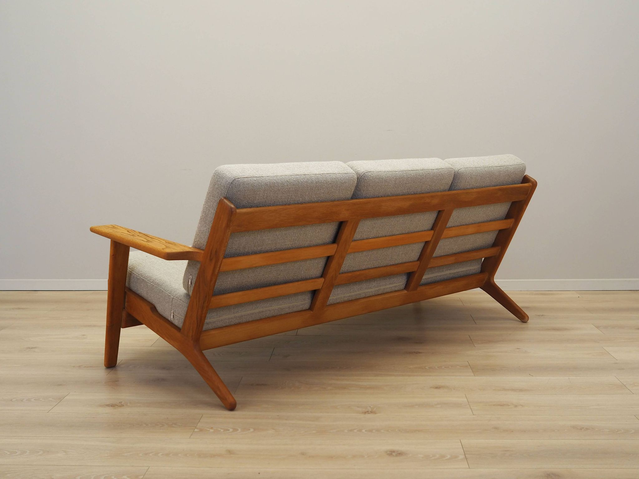 Canapé en chêne, design danois, années 1960, designer : Hans J. Wegner, fabricant : Getama