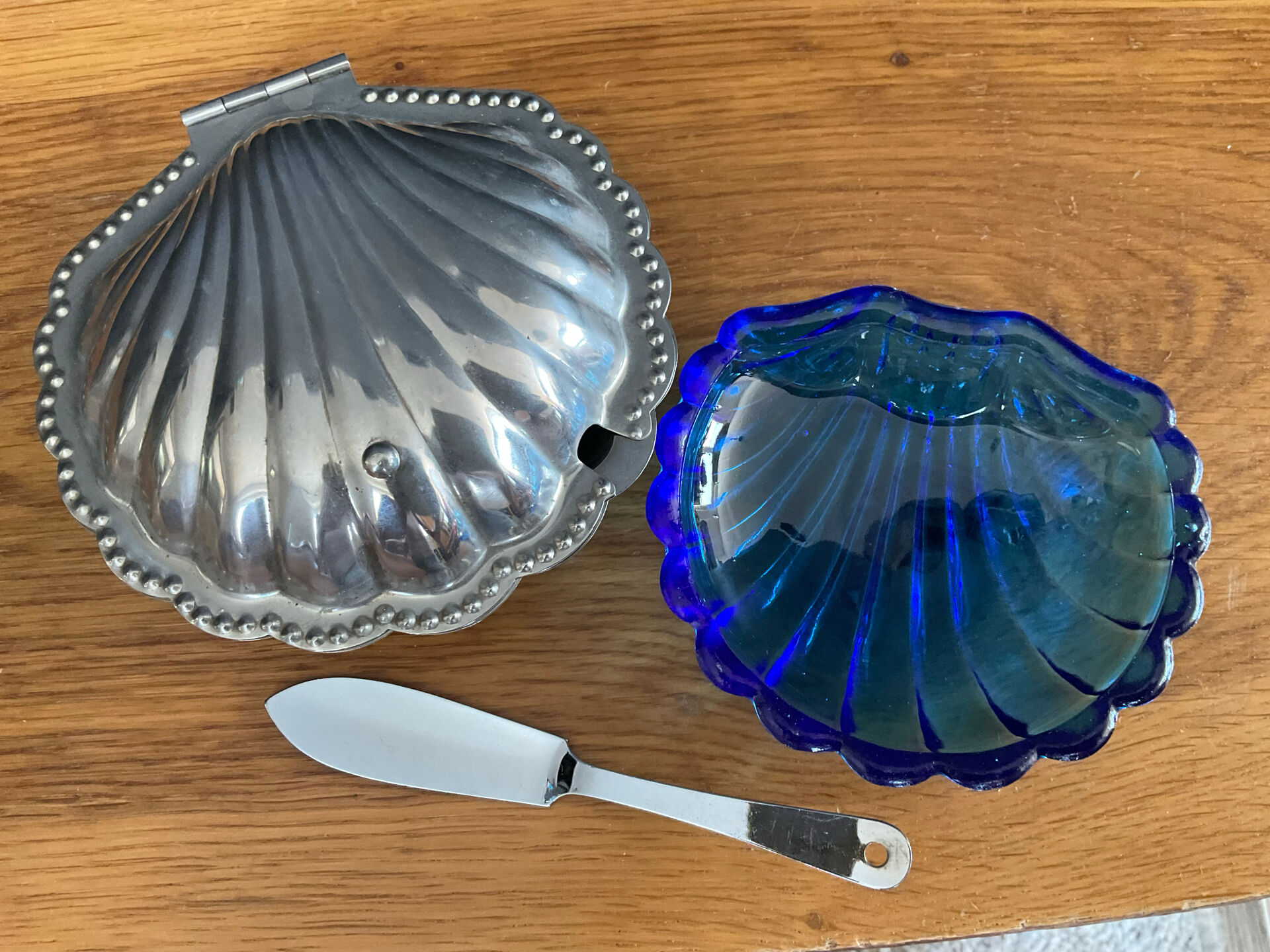 Beurrier coquillage vintage en métal et verre bleu