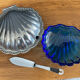 Beurrier coquillage vintage en métal et verre bleu