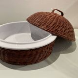 Cocotte plat chaud entourée de rotin