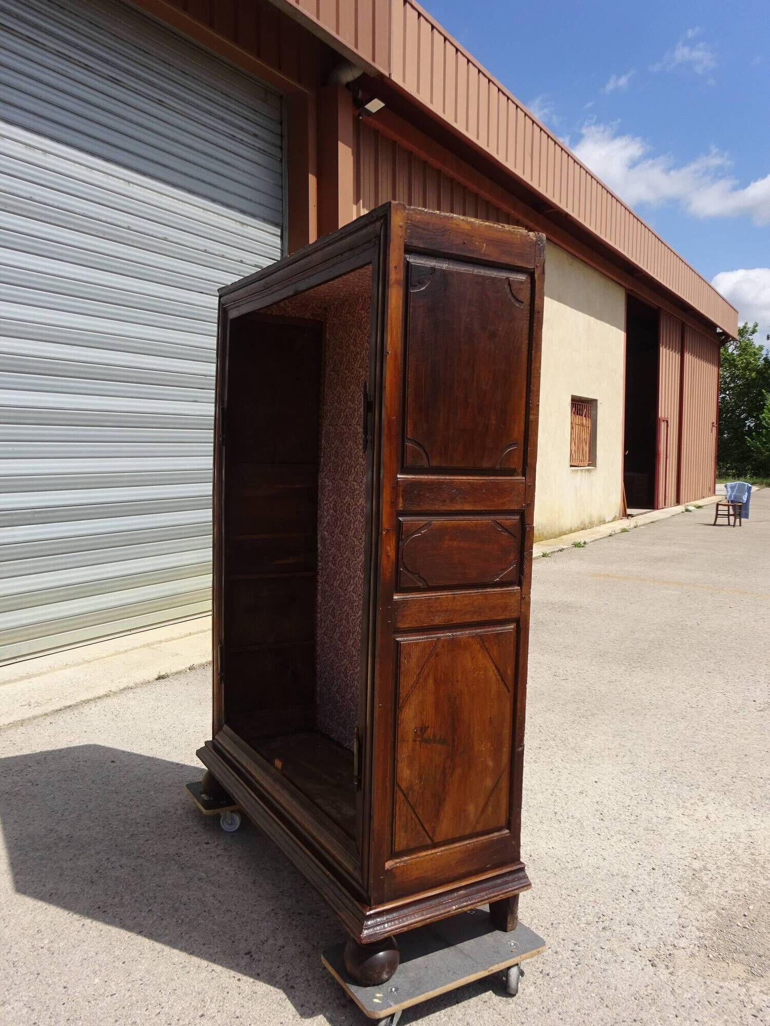 Ancienne armoire Louis XIII en noyer massif