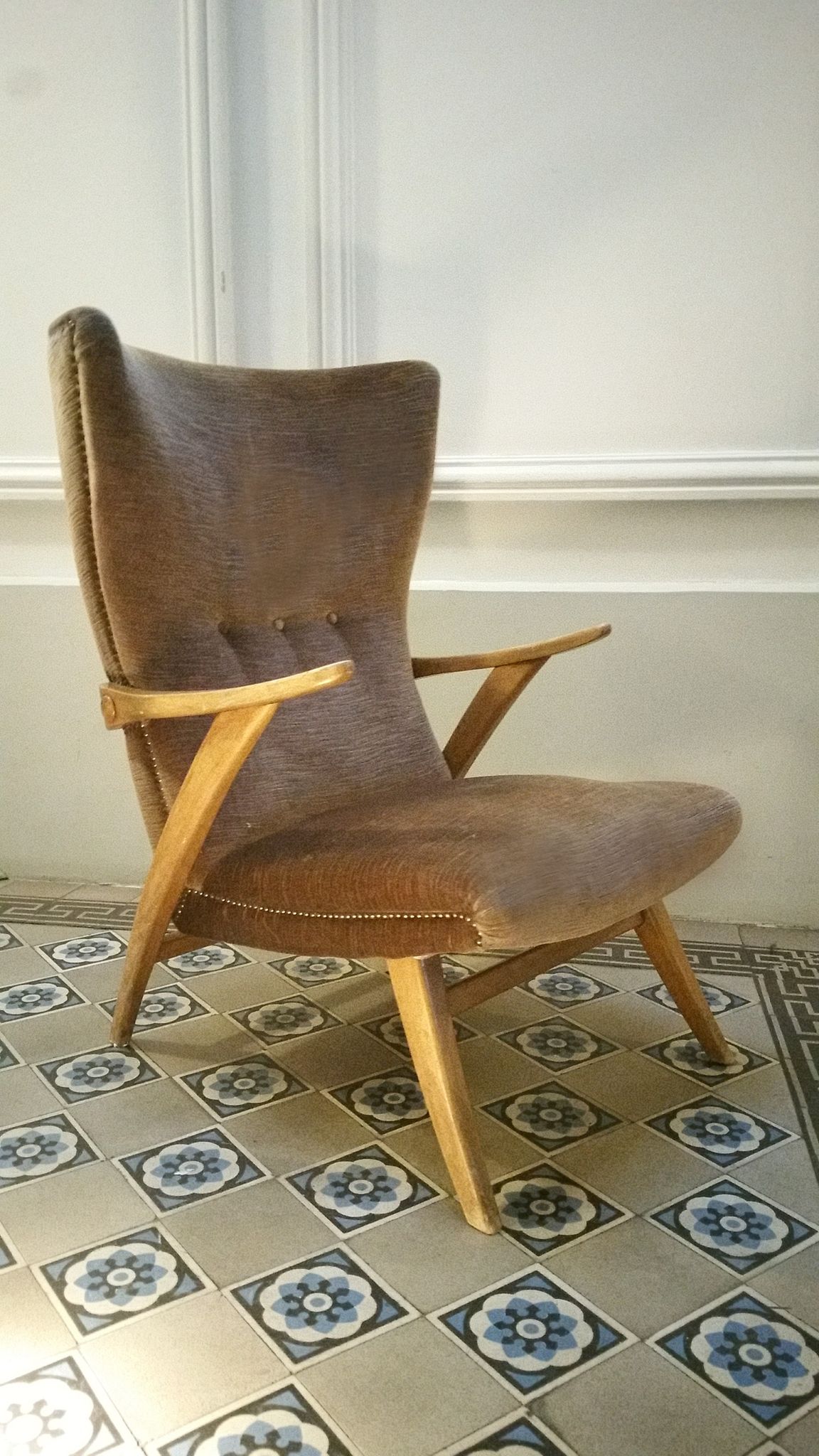 Fauteuil haut scandinave wing chair velour marron