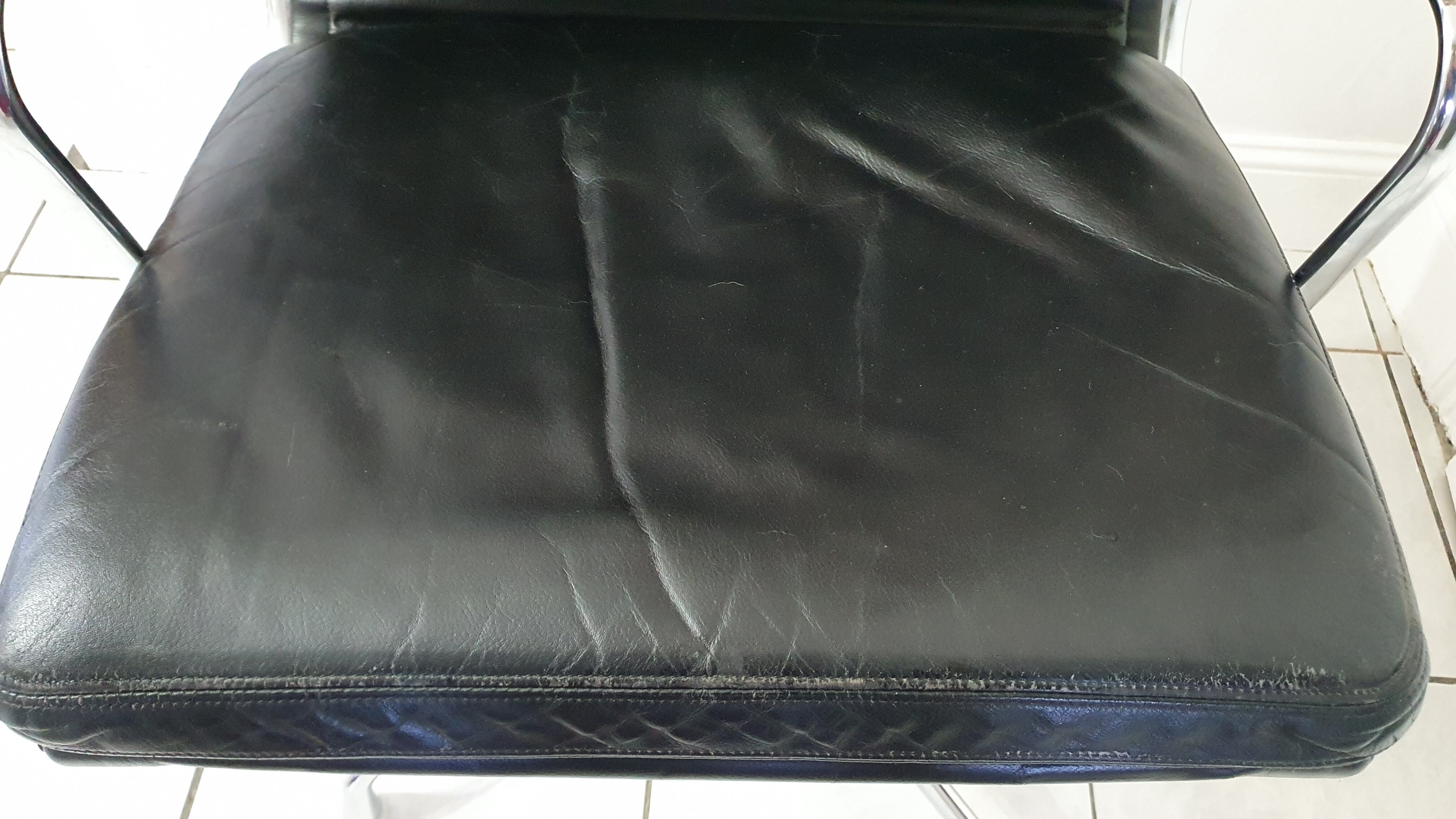 Fauteuil en cuir Softpad design Eames pour Herman Miller, années 70