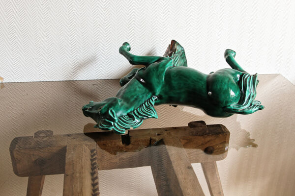 Cheval en faïence verte