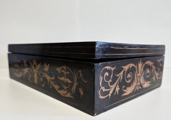 Coffret en marqueterie de Sorrente avec une scène de trois danseurs en médaillon