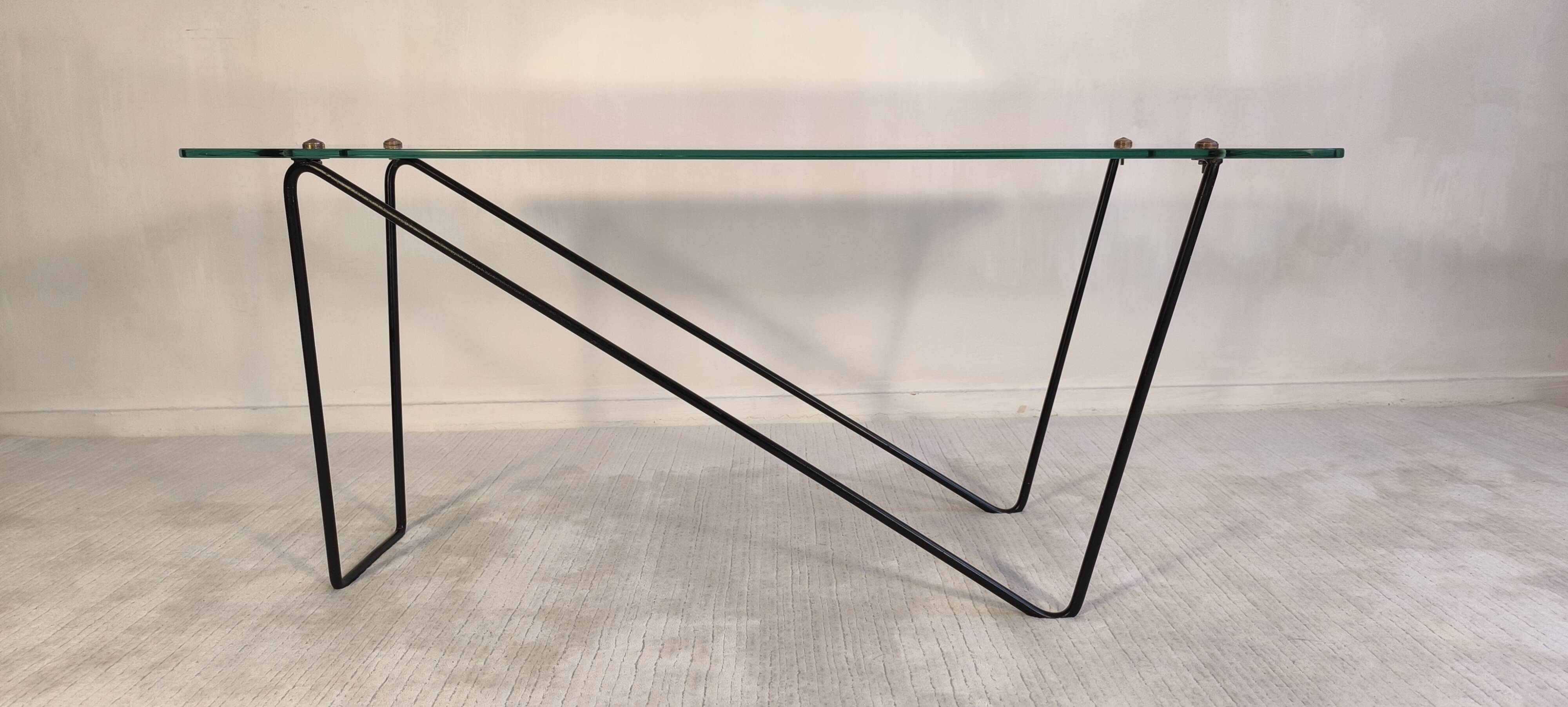 Superb asymmetrical coffee table AIRBORNE 1950s glass and lacquered metal.