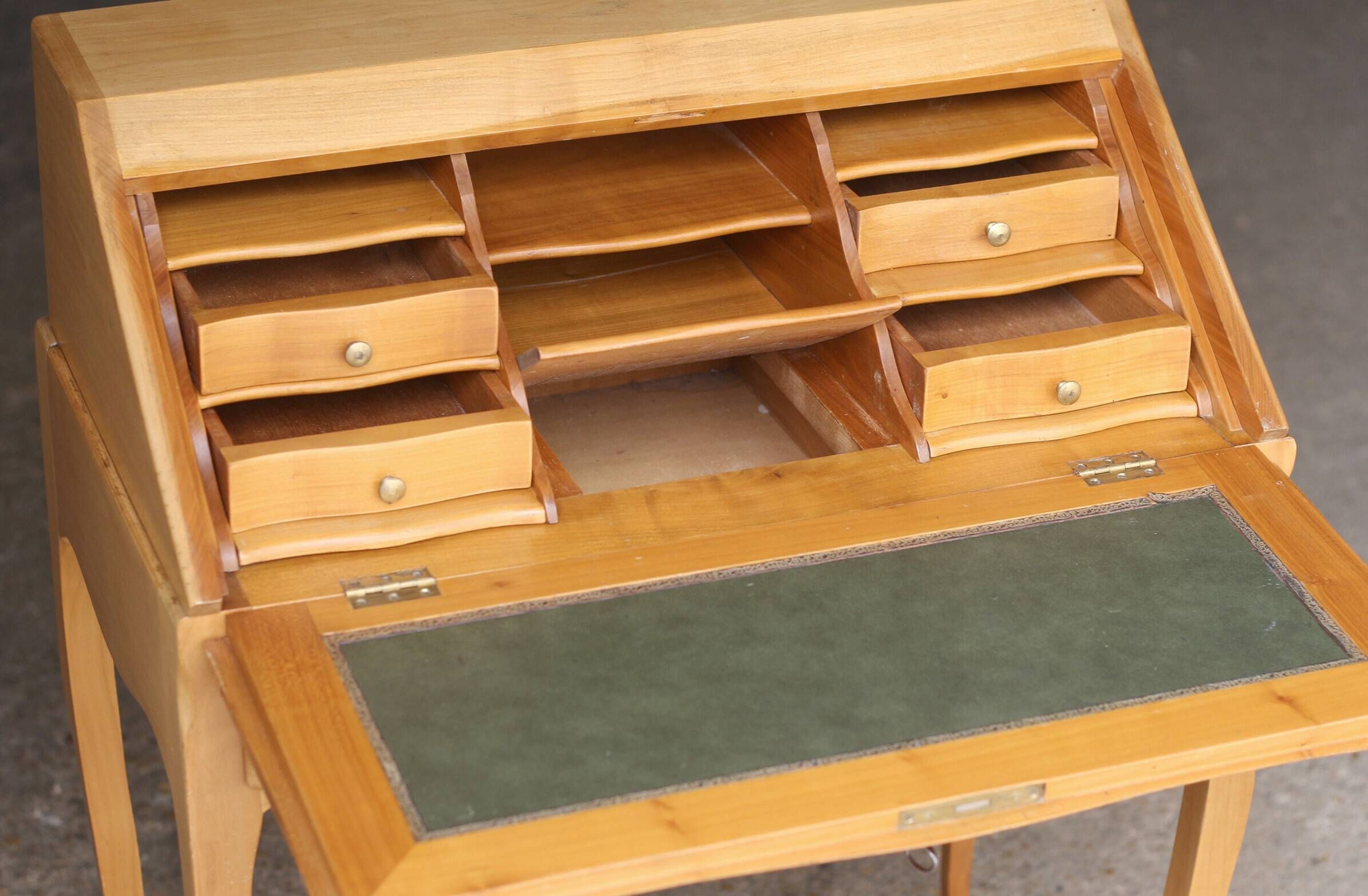 Sloped wooden desk in light wood, ideal for remote work. Secret drawer.