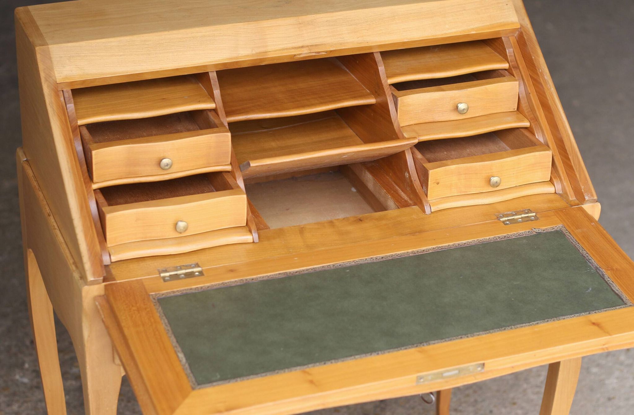 Sloped wooden desk in light wood, ideal for remote work. Secret drawer.