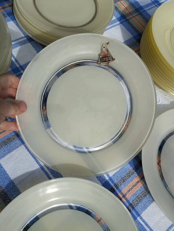 Service d’assiettes Duralex neuf 14 pièces avec étiquettes