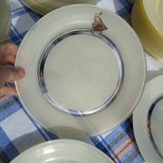 Service d’assiettes Duralex neuf 14 pièces avec étiquettes