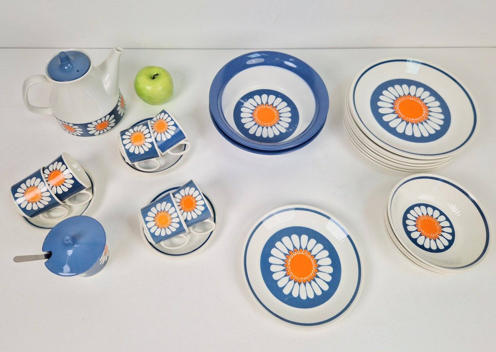 Daisy Turi Tableware from Figgjo Flint, Norway, 1960s, Set of 24