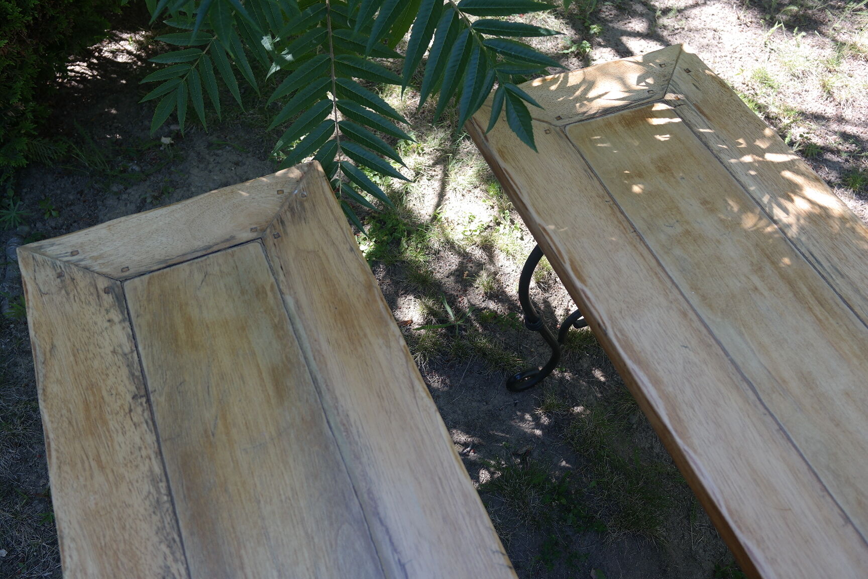 Pairs of benches in light wood and tubular metal