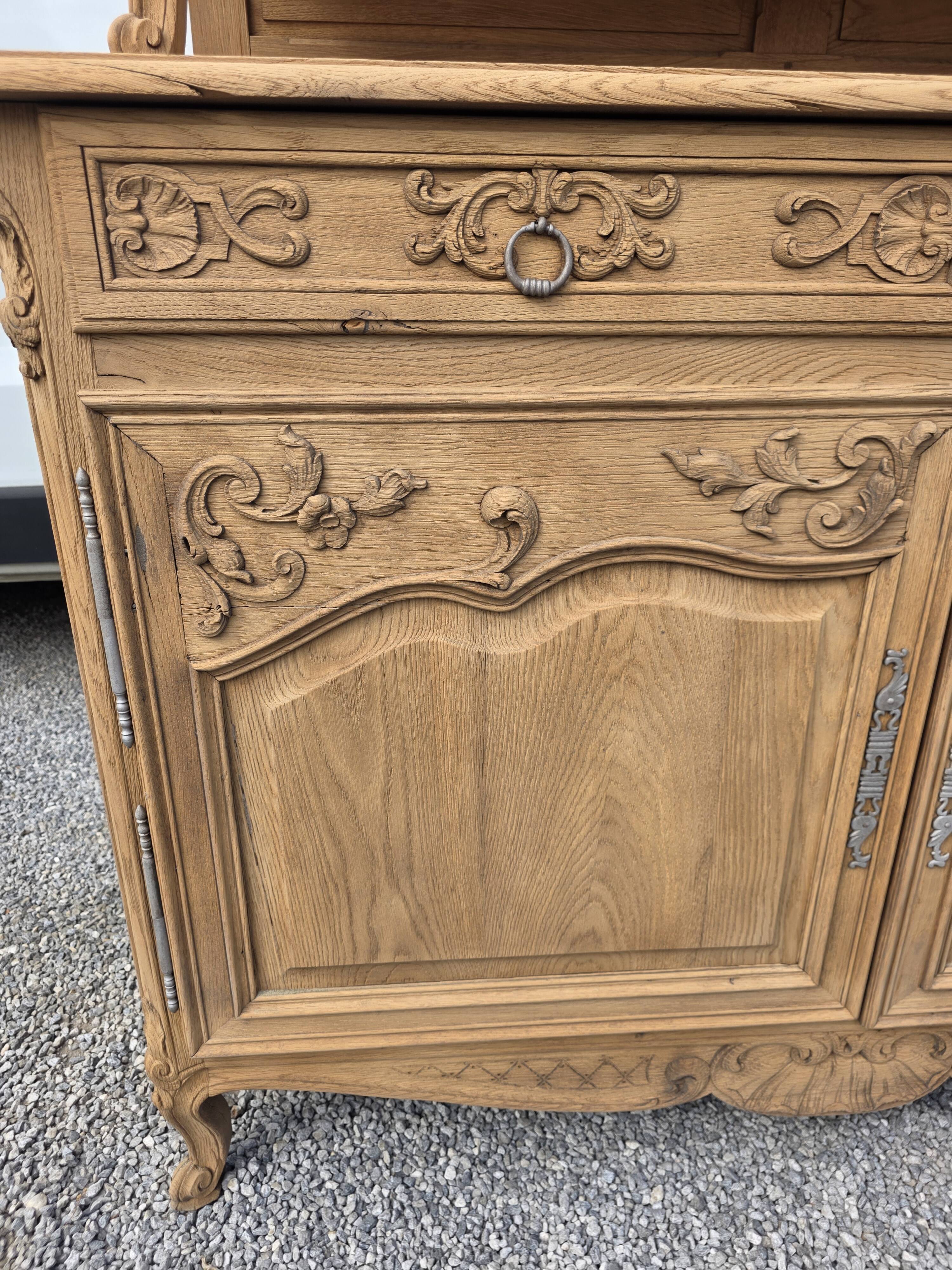 Buffet deux corps style Louis XV en chêne du XIXè