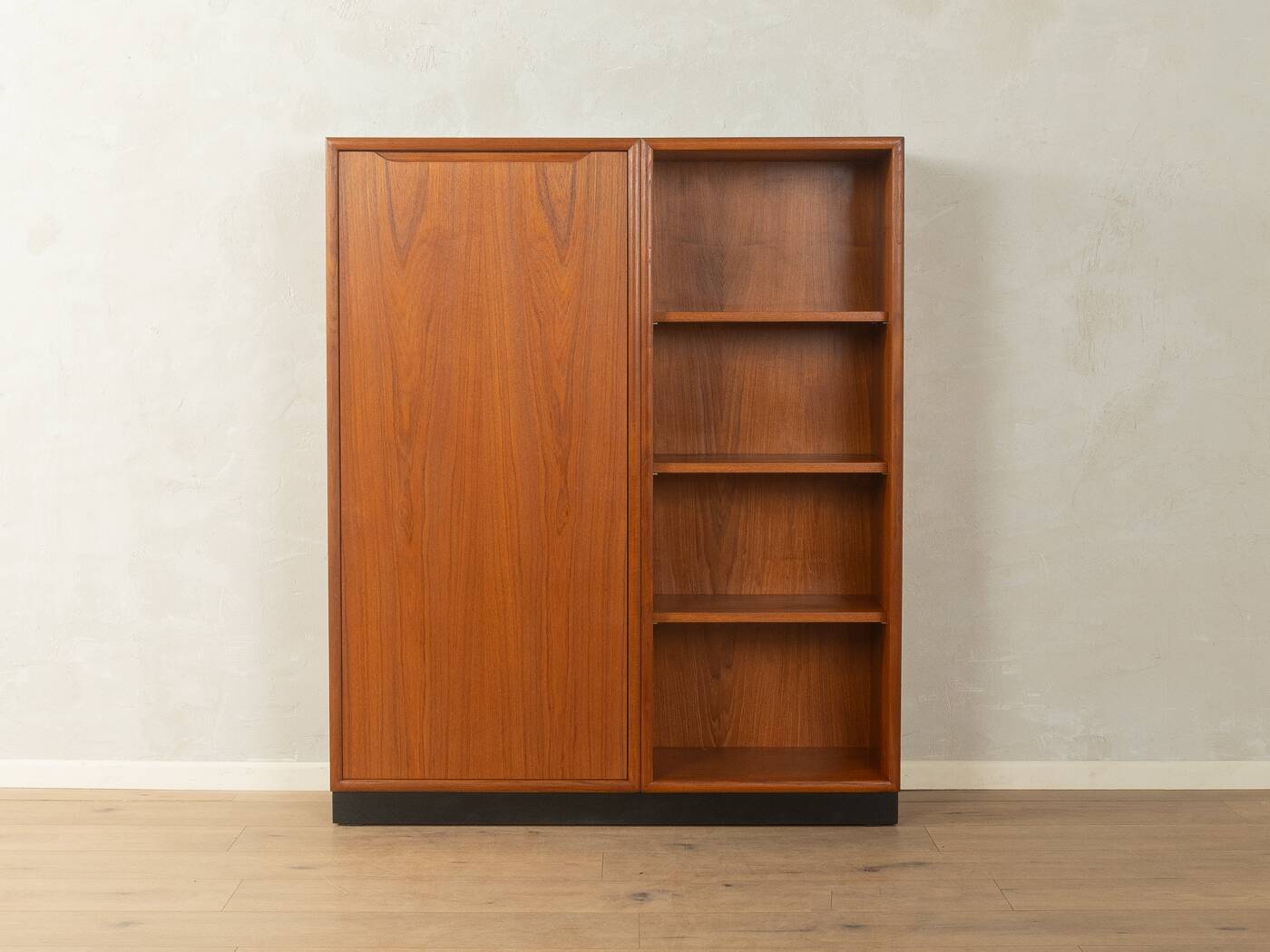 Commode classique des années 1960, placage en teck, dessus en HPL noir.