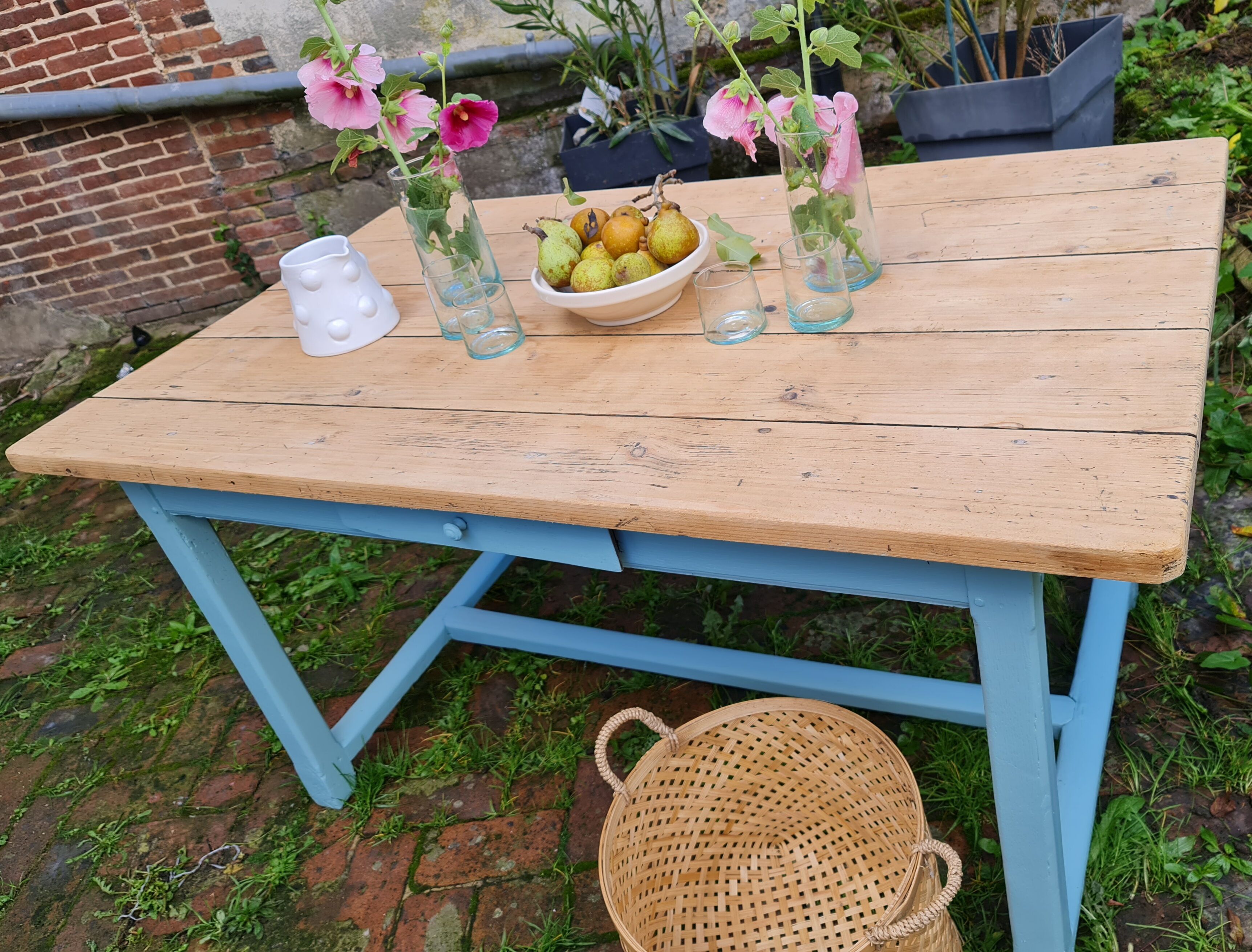 Farm table in oak rough tray vitrify Nordic green foot a drawer covered